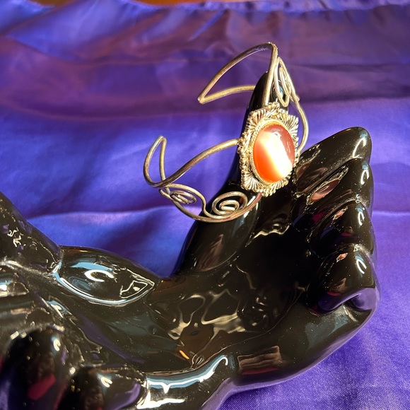 Gorgeous unbranded Silver Tone Metal Adjustable bracelet. - Picture 6 of 7